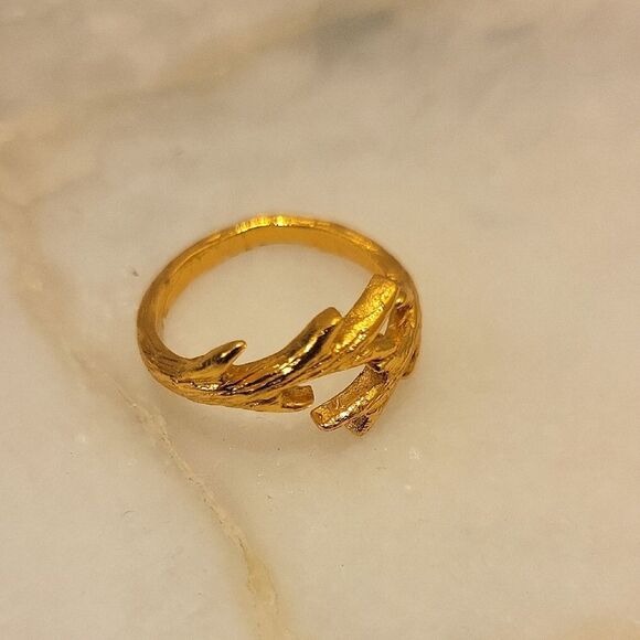 NWT Gorjana Leaf Ring Flower 18k Gold Dainty Feminine Thin Stack Layering 6 7 8 - Picture 1 of 6